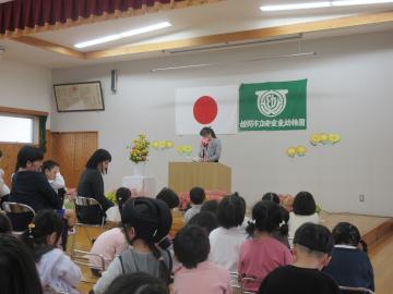 入園式に参加する幼児